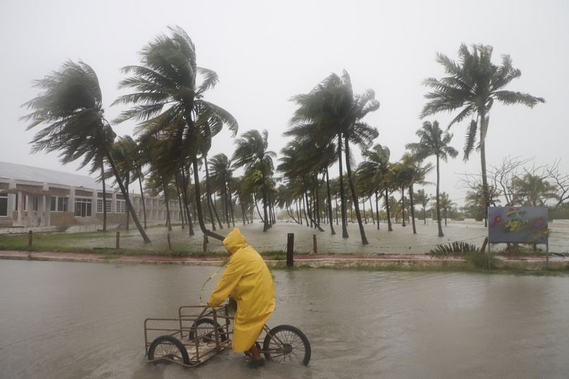L'uragano Milton passa al largo della costa di Progreso, nello stato dello Yucatan, in Messico, 8 ottbre 2024