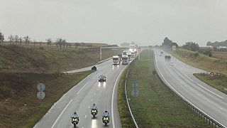 Un corteo di camion ha bloccato un'autostrada francese per protestare contro la proposta di una nuova tassa sui veicoli pesanti