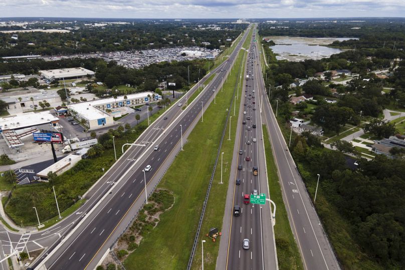 Le trafic se dirige vers l'est sur l'Interstate 4 alors que les résidents continuent de suivre les ordres d'évacuation avant l'ouragan Milton, le 8 octobre 2024, à Tampa, F