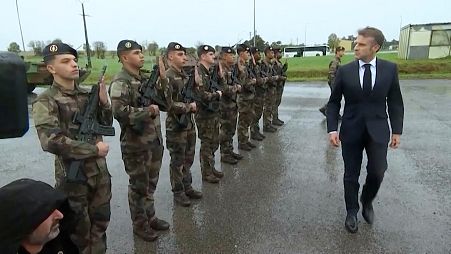 Le président français Emmanuel Macron en visite dans un camp militaire le 9 octobre