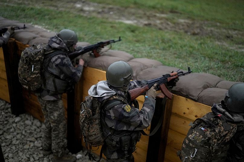 Украинские солдаты тренируются в военном лагере на востоке Франции, 9 октября 2024 года.