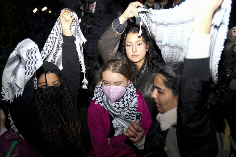 Die Aktivistin Greta Thunberg, Mitte, nimmt an einer pro-palästinensischen Kundgebung in Berlin teil, Montag, 7. Oktober 2024.