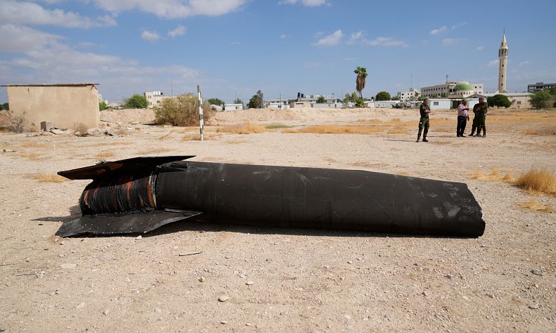 ضباط من الشرطة الفلسطينية يتفقدون بقايا صاروخ أُطلق خلال الضربة الإيرانية على إسرائيل، في منشأة تابعة لوحدتهم في مدينة أريحا بالضفة الغربية، الأربعاء 2 أكتوبر 2024.