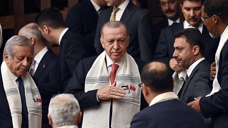 Cumhurbaşkanı Erdoğan, Filistin Devlet Başkanı Mahmud Abbas'ın TBMM'de ağırlandığı gün Türk-Filistin bayraklarının yer aldığı bir atkı giymişti, 15 Ağustos 2024 