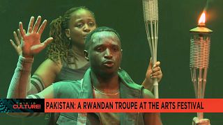 Rwandan artists present a "genocide play" in a theater in Pakistan