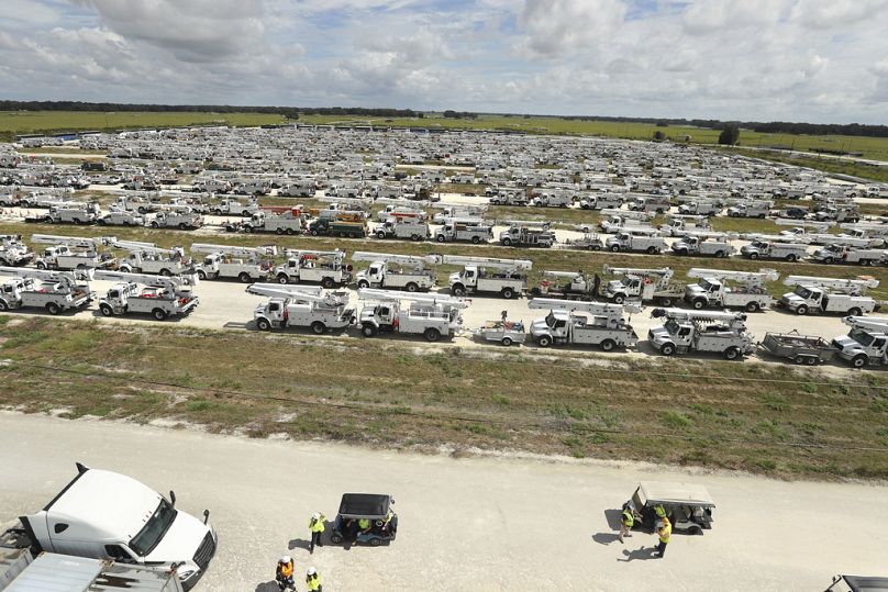 Elektrik işçileri, Florida'daki The Villages'da Milton Kasırgası'na hazırlık amacıyla yüzlerce servis aracının önünde toplandı