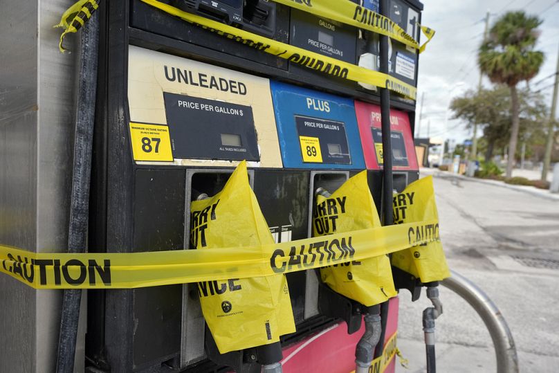 Florida'nın Clearwater Beach kentindeki bir istasyondaki benzin pompaları zaten boştu