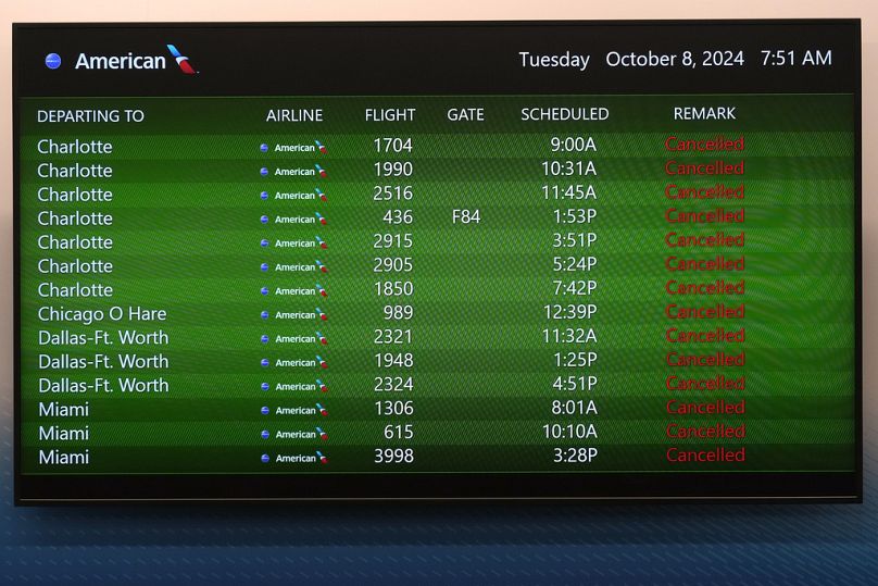 Tampa Uluslararası Havaalanı'ndaki bir mesaj panosu, American Airlines'a ait tüm uçuşların iptal edildiğini gösteriyor