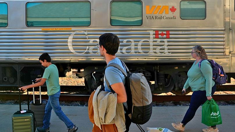 I passeggeri si preparano a salire su un treno a Churchill, Manitoba.