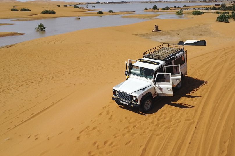 جذبت الظاهرة الفريدة السياح وشوهدت سيارات الدفع الرباعي في المنطقة الصحراوية