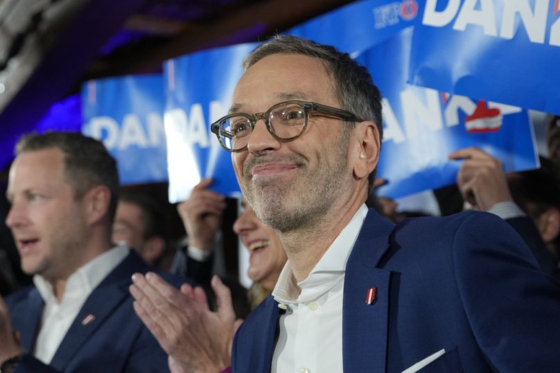 Herbert Kickl, leader del Partito della Libertà austriaco, festeggia con i suoi sostenitori a Vienna, Austria, 29 settembre 2024