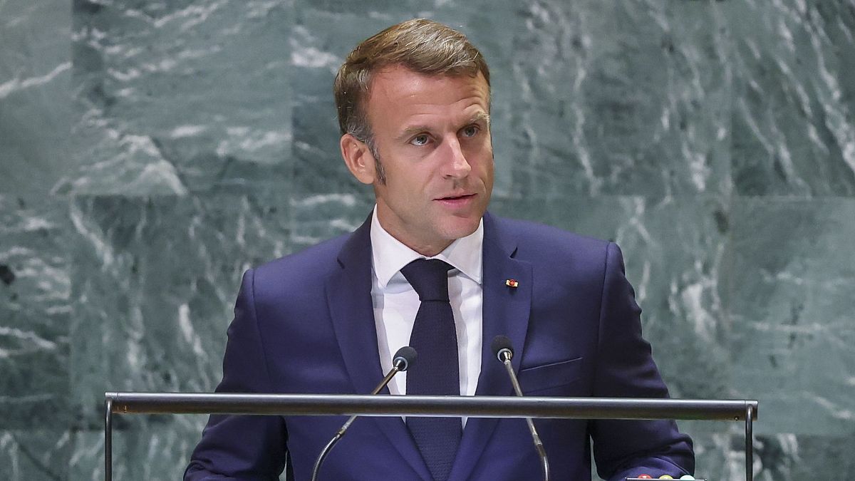 Ukrán katonákhoz látogatott a francia elnök