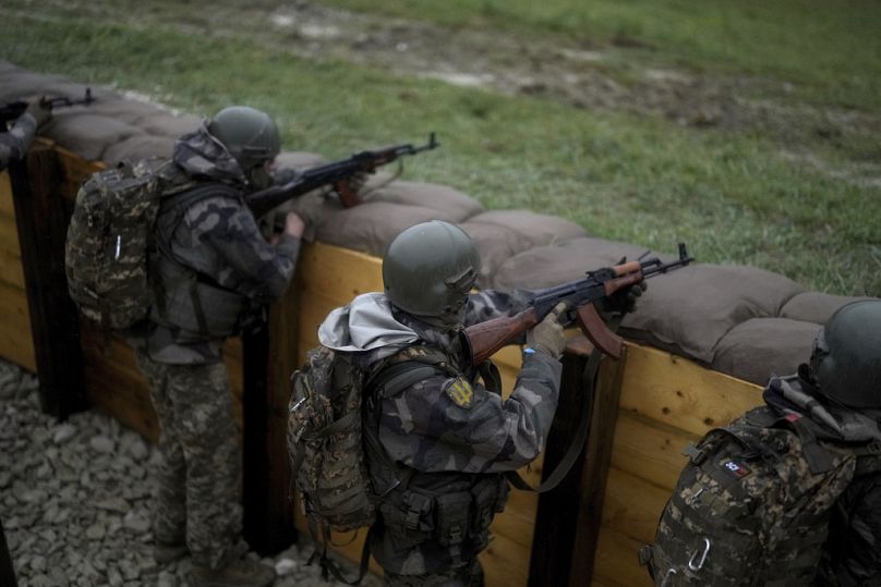 Soldati ucraini si allenano in un campo militare nella Francia orientale, 9 ottobre 2024