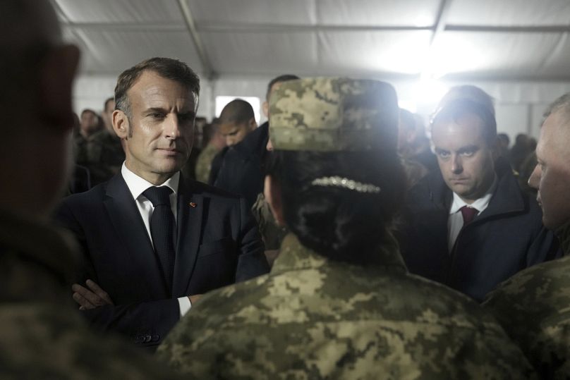 Emmanuel Macron parla con i soldati ucraini in addestramento sul territorio francese, 9 ottobre 2024