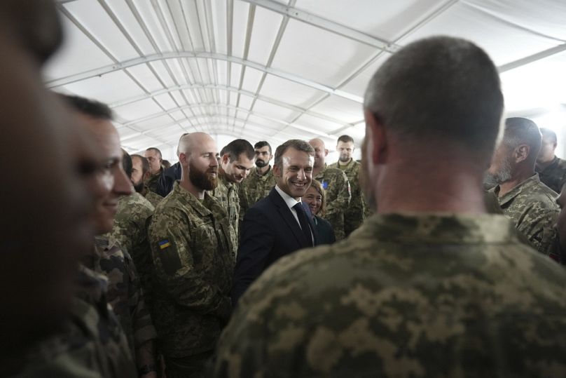 Emmanuel Macron incontra le reclute ucraine in addestramento sul territorio francese, 9 ottobre 2024