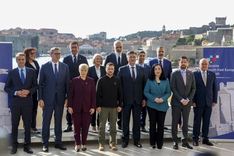 Zelensky posa con il primo ministro croato Andrej Plenkovic, al centro a destra, e con altri leader regionali durante il vertice a Dubrovnik, Croazia, 9/10/2024