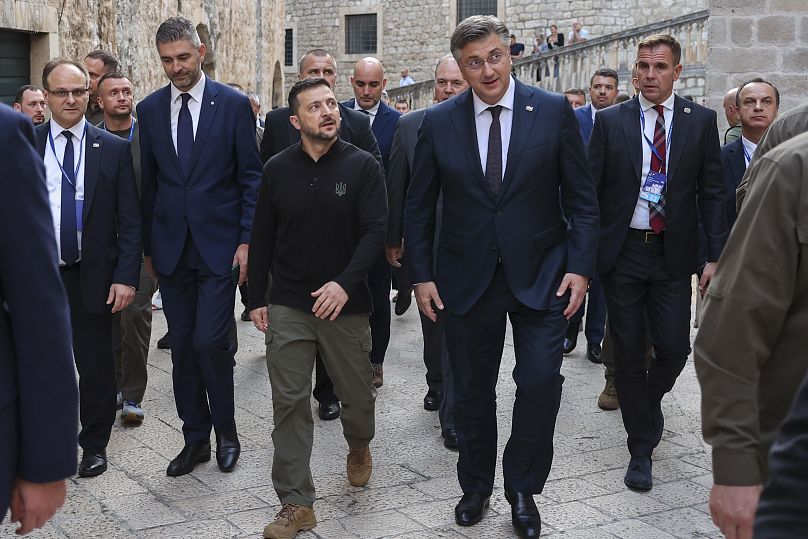  زيلينسكي يتجول في البلدة القديمة مع عمدة دوبروفنيك ماتو فرانكوفيتش، ورئيس الوزراء الكرواتي أندريه بلينكوفيتش خلال قمة جنوب شرق أوروبا وكرواتيا وأوكرانيا في دوبروفنيك، كرواتيا