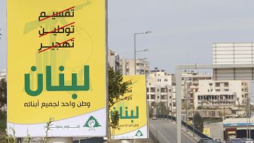 لافتات انتخابية لحزب الله مكتوب عليها باللغة العربية: ”تقسيم، توطين، تهجير (مشطوبة بالأحمر)، لبنان، 8 أبريل/نيسان 2009 لافتات انتخابية لحزب الله مكتوب عليها باللغة العربية: ”تقسيم، توطين، تهجير (مشطوبة بالأحمر)، لبنان، 8 أبريل/نيسان 2009