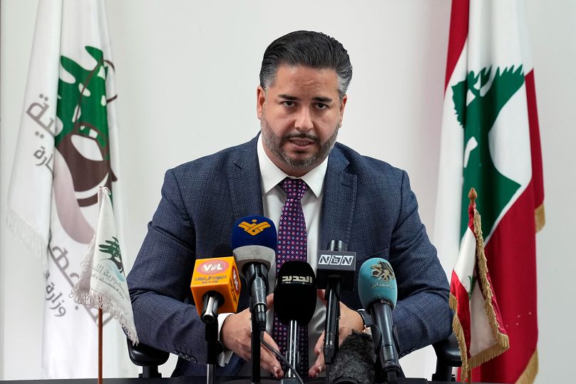 وزير الاقتصاد في حكومة تصريف الأعمال اللبنانية أمين سلام  بعد اجتماعه مع وفد من صندوق النقد الدولي في بيروت، الثلاثاء، 20 سبتمبر/أيلول 2022