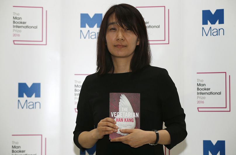La lauréate du prix Man Booker International 2016 pour la fiction, Han Kang, pose avec son livre « The Vegetarian » après la remise des prix à Londres, le lundi 16 mai 2016.