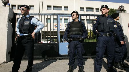 الشرطة تقف خارج كلية تدريب مهني حكومية في غرب أثينا، اليونان، الجمعة 10 أبريل/نيسان 2009