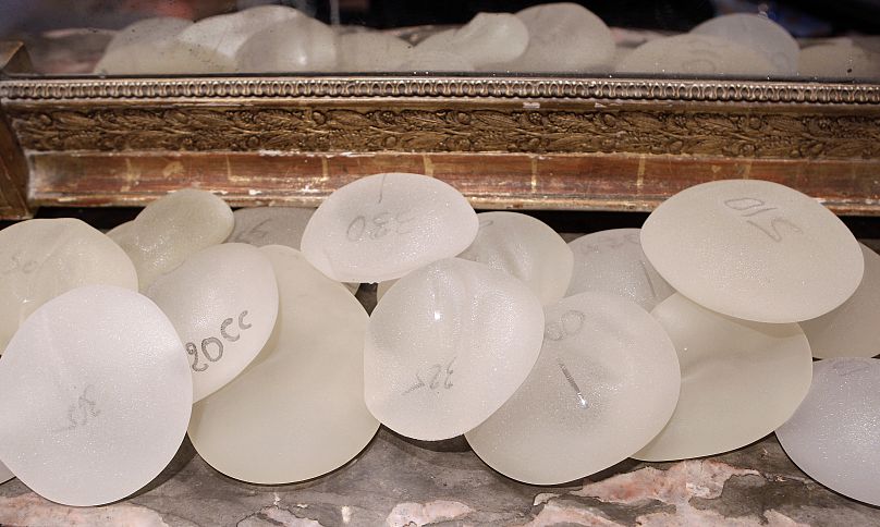 Des implants mammaires défectueux fabriqués par la société française Poly Implant Prothèse (PIP), à Nice, dans le sud-est de la France, le lundi 9 janvier 2012. 