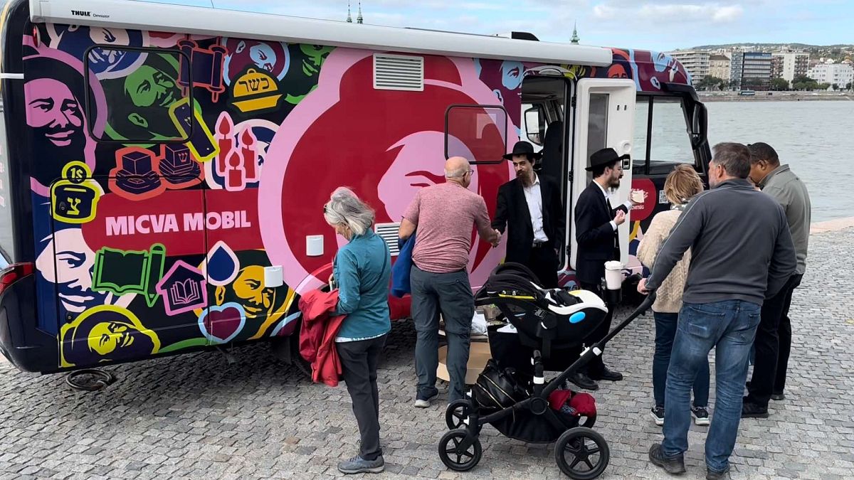 Budapesten már bárki beugorhat egy imára vagy beszélgetésre a száguldó zsinagóga rabbijaihoz