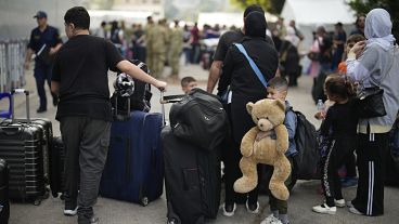 Des personnes, principalement des citoyens turcs, attendent dans le port de Beyrouth d’être évacuées vers la Turquie. Des personnes, principalement des citoyens turcs, attendent dans le port de Beyrouth d’être évacuées vers la Turquie.