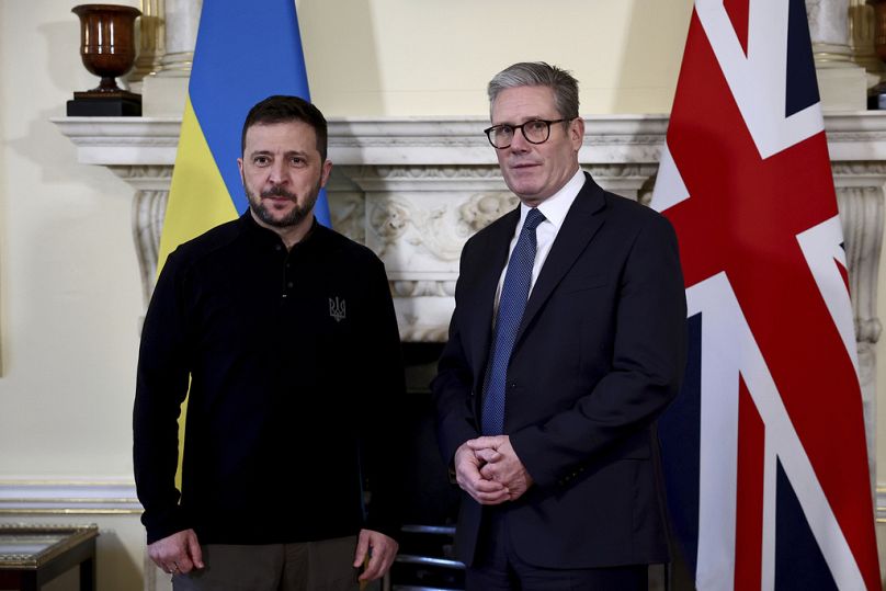 O primeiro-ministro britânico, Keir Starmer, e o presidente ucraniano, Volodymyr Zelenskyy, no n.º 10 de Downing Street, em Londres, na quinta-feira, 10 de outubro, 2024