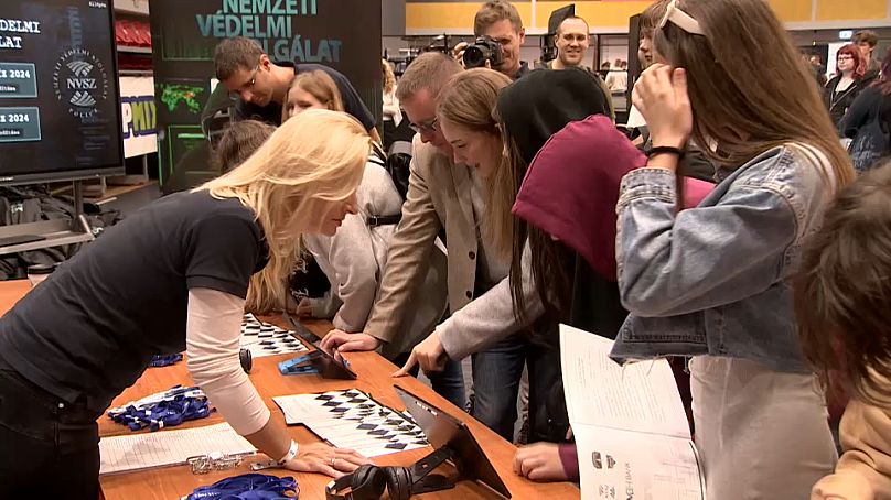 De jeunes étudiants hongrois ont découvert le fonctionnement de plusieurs arnaques en ligne lors du CyberFest organisé à Budapest, en Hongrie, le jeudi 10 octobre 2024