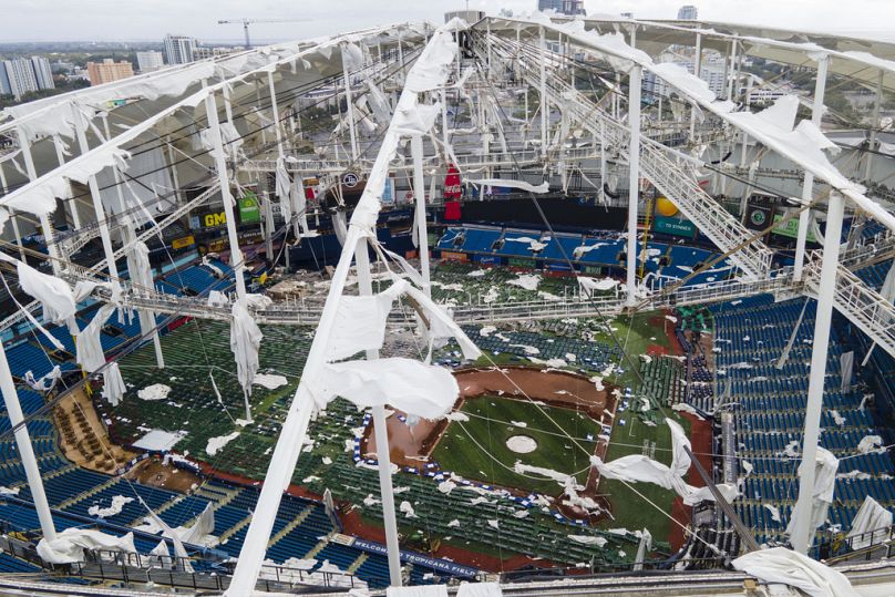 A Tropicana Field a hurrikán után, közelebbről fotózva