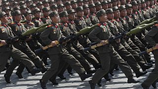 Soldati nordcoreani marciano durante una parata militare di massa a Pyongyang, 15 aprile 2012