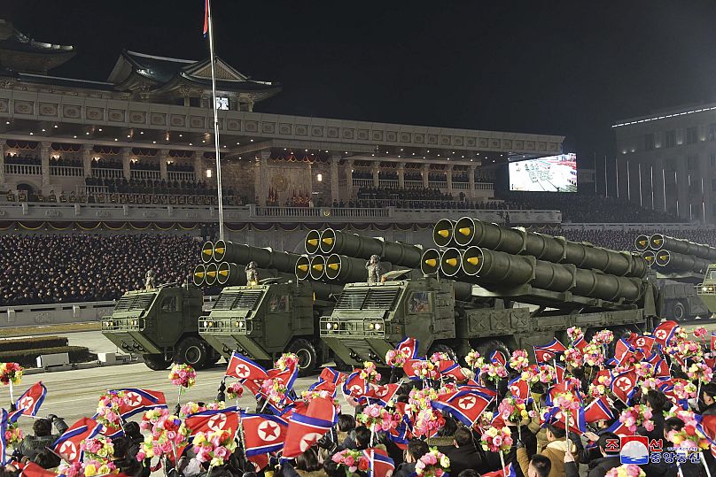 Desfile militar con motivo del congreso del partido gobernante en la plaza Kim Il Sung de Pyongyang, 14 de enero de 2021.