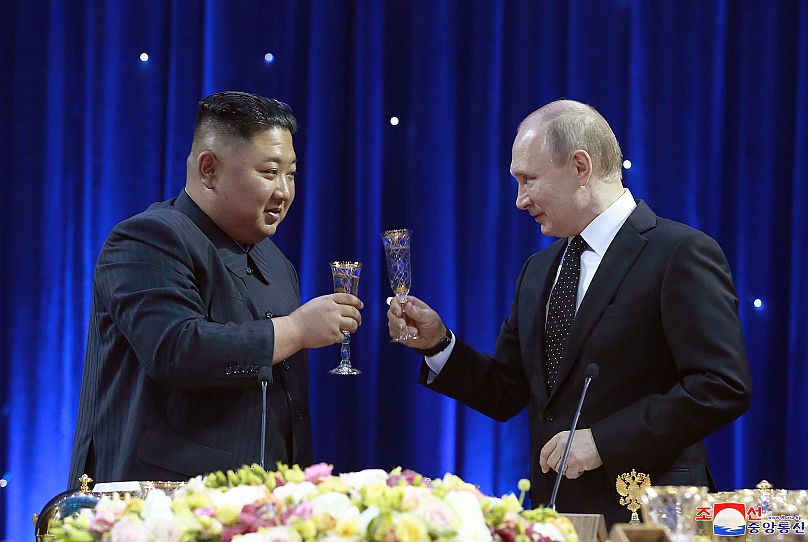 El líder norcoreano, Kim Jong Un (izquierda), brinda con el presidente ruso, Vladímir Putin, en Vladivostok, 25 de abril de 2019.