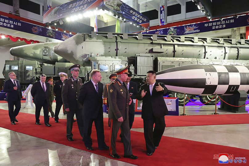 Министр обороны России Сергей Шойгу осматривает северокорейские ракеты в Пхеньяне, июль 2023 г.