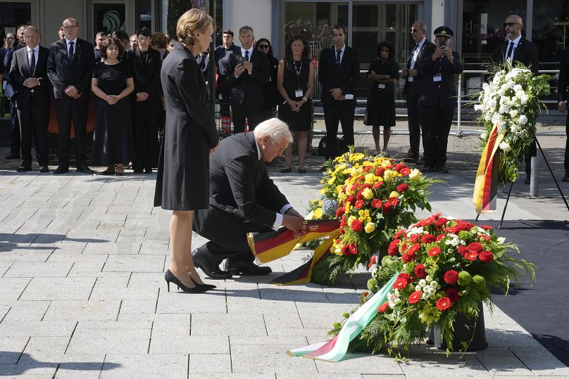 Le président allemand Frank Walter Steinmeier et son épouse Elke Buedenbender assistent à une cérémonie pour les victimes de l'attaque de Solingen, le 1er septembre 2024
