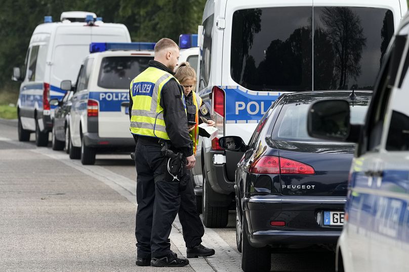 La police allemande arrête une voiture française près de la frontière belge à Aix-la-Chapelle, en Allemagne, le lundi 16 septembre 2024.