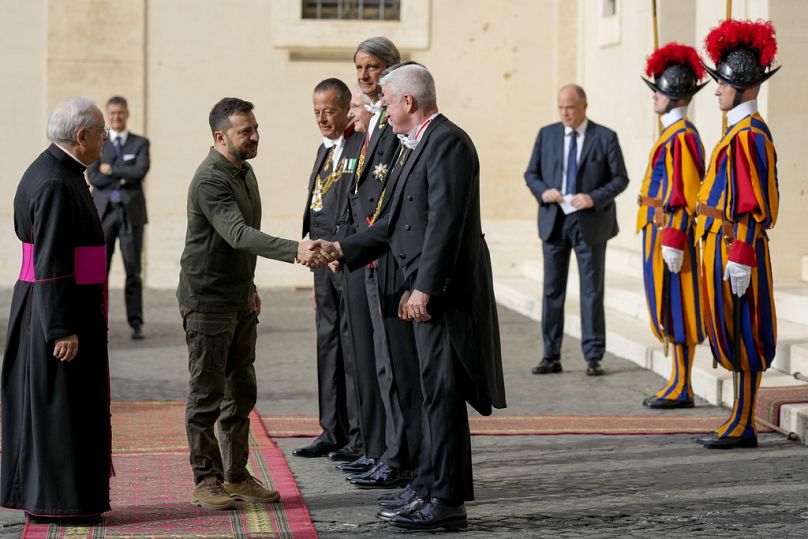  Selenskyj kommt auf dem Weg zu einem privaten Treffen mit Papst Franziskus im Innenhof von St. Damasus im Vatikan an, Freitag, 11. Oktober 2024.