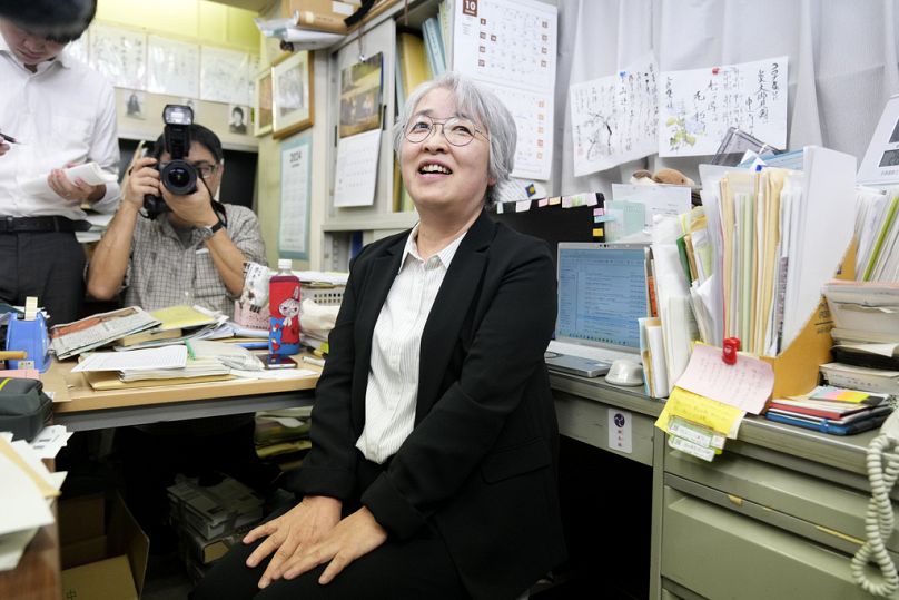 Masaku Kudo, a szervezet egyik munkatársa a japán média kérdéseire válaszol a Nihon Hidankyo Nobel-békedíj győzelme után