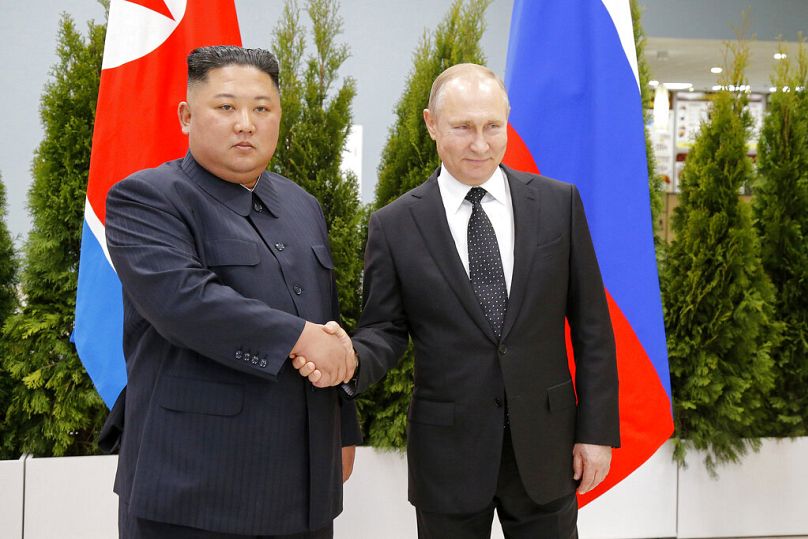 Vlagyimir Putyin és Kim Jong Un októberi találkozójuk során. Oroszország és Dél - Korea vezetője is fenyegette a nyugati országokat atomfegyverrel az elmúlt években