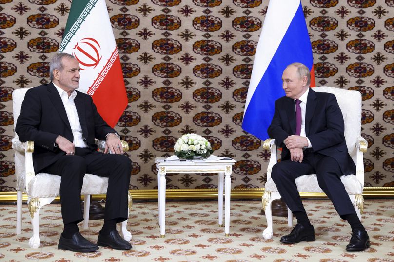 Der russische Präsident Wladimir Putin, rechts, und der iranische Präsidenten Masoud Pezeshkian in Aschgabat, Turkmenistan, am Freitag, 11. Oktober 2024.