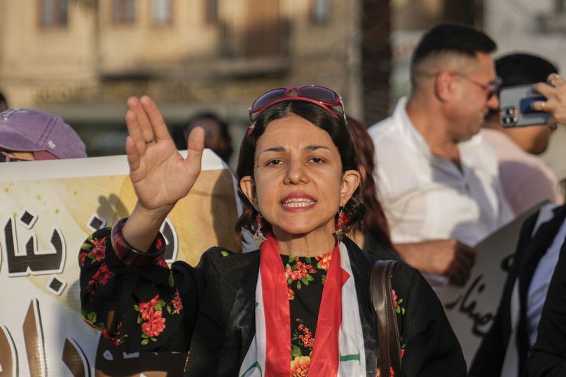 امرأة عراقية تحتج على مقترح قانون يسمح بزواج القاصرات في ساحة التحرير في بغداد، العراق، 28 يوليو 2024. 