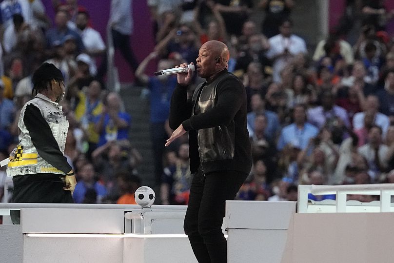 Dr. Dre NFL Super Bowl'da sahne alırken.