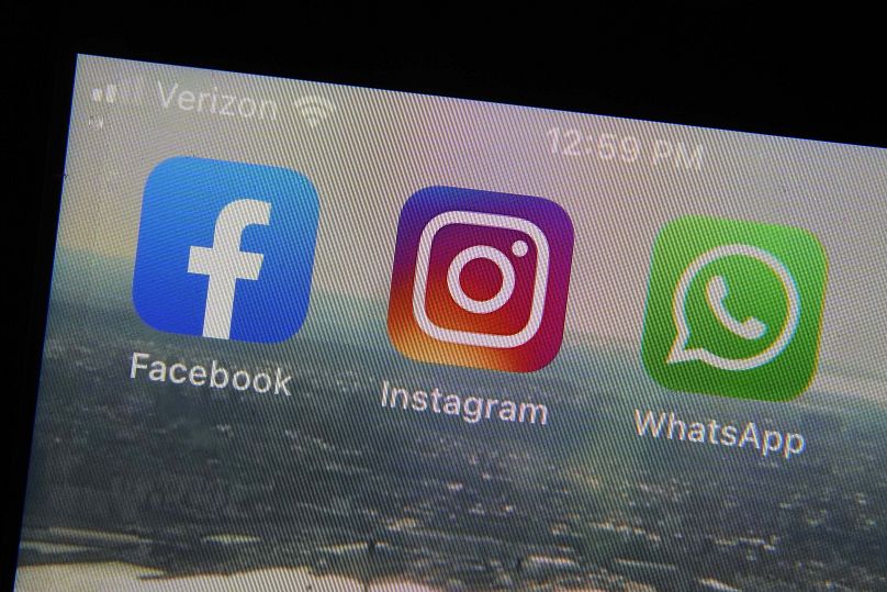 مجموعة من منصات ميتا الرقمية: فيسبوك وإنستغرام  وواتساب