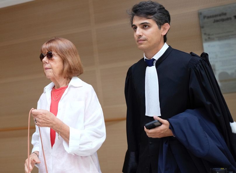 Gisèle Pelicot ügyvédje kíséretében az egyik tárgyalás előtt