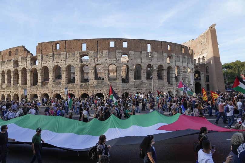 Tüntetők vonulnak a római Colosseumnál 2024. október 12-én.