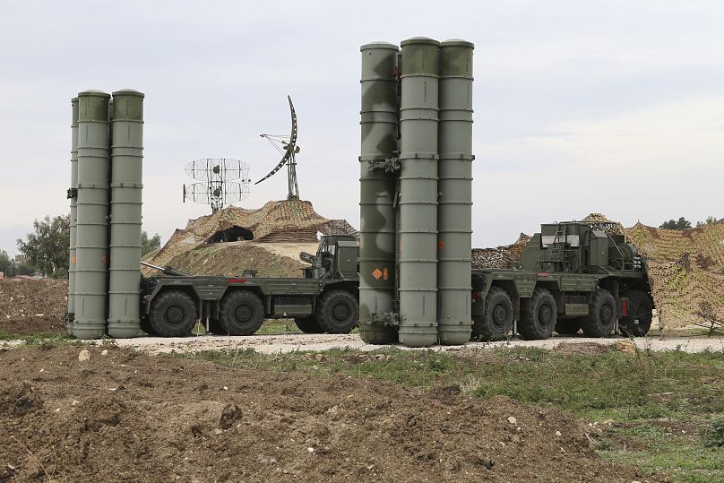 نشر أنظمة صواريخ الدفاع الجوي الروسية بعيدة المدى من طراز S-400 في قاعدة حميميم الجوية في سوريا. قالت وزارة الدفاع الروسية يوم الثلاثاء 15 مارس 2016