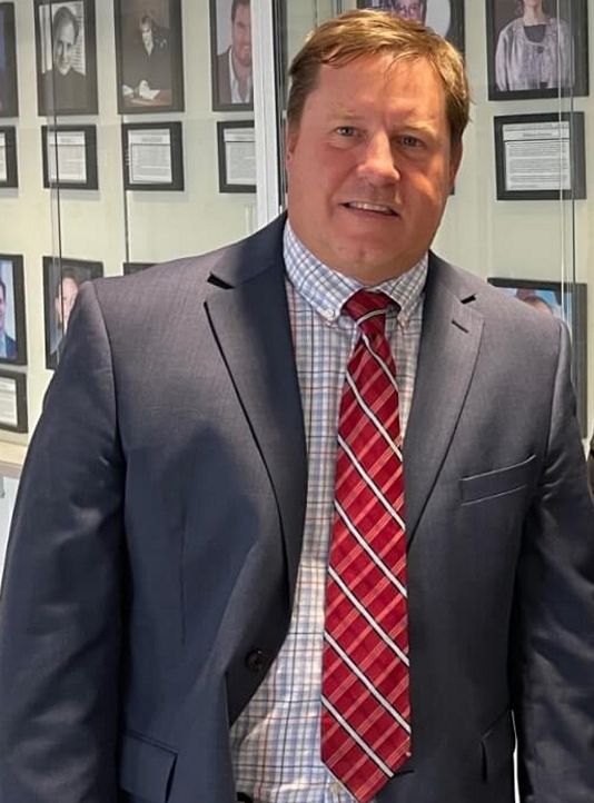 Eric Eiswert, a Pikesville Gimnázium igazgatója