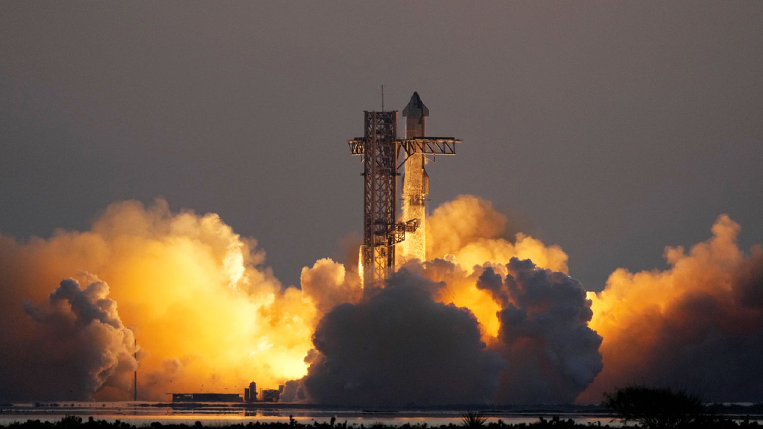 El mega cohete Starship de SpaceX despega de Starbase para un vuelo de prueba el domingo 13 de octubre de 2024, en Boca Chica, Texas. 