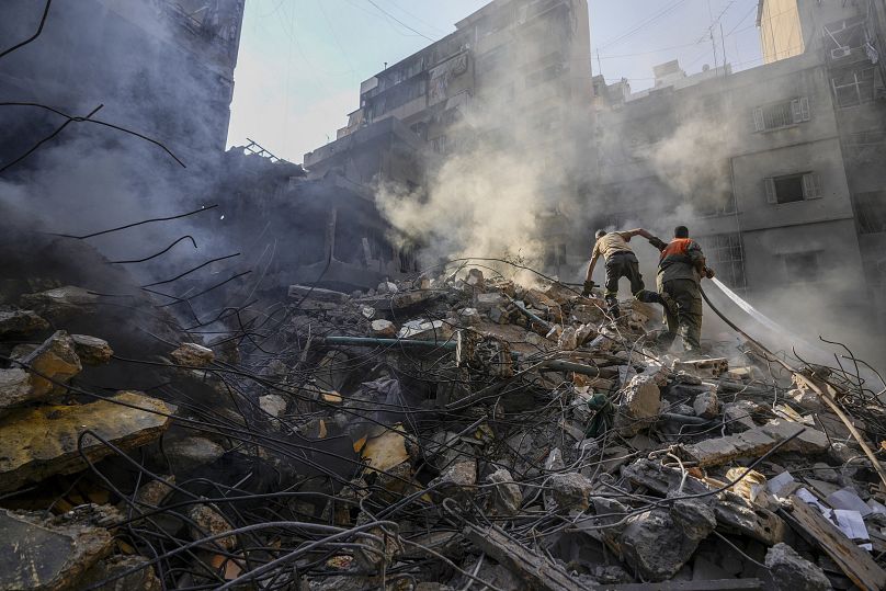 Los equipos de rescate buscan víctimas en el lugar de un ataque aéreo israelí en Beirut, el 11 de octubre de 2024.